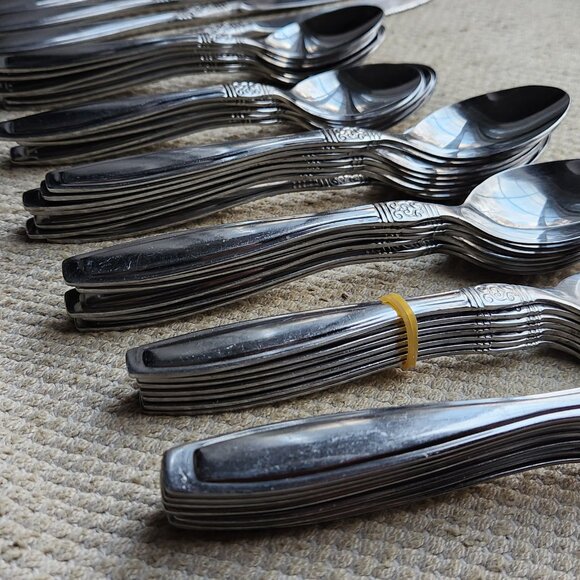 ONEIDA Flatware Vista Pattern 48 Pieces stainless Serves 7 + forks knives spoons - Picture 6 of 9